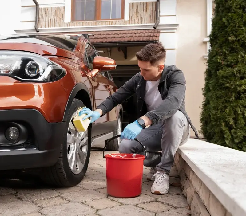 Lavage auto à domicile Le Vignau : professionnel intervenant sur un véhicule